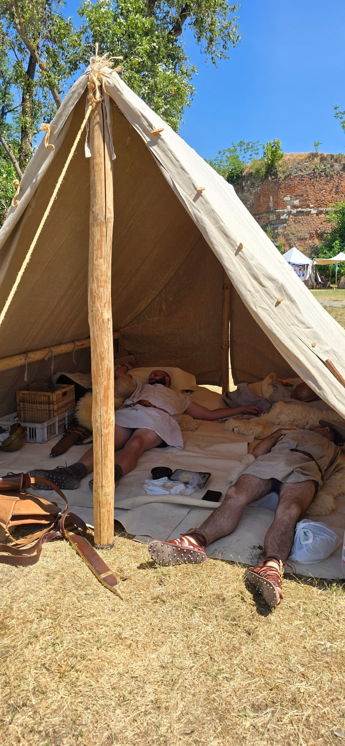 Unavení auxiliárni vojaci odpočívajú po boji